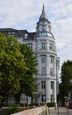 Ccanal Landwehrkanal 'daki tarihi bina, Berlin' deki Kreuzberg Mahallesi 'ndeki Paul Linke Ufer, Almanya' nın başkenti.