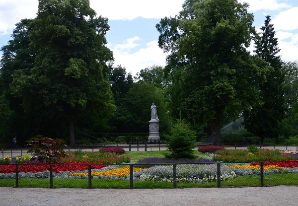 ドイツの首都ベルリンの公園ビッグ ティアガルテンの像 — ストック写真