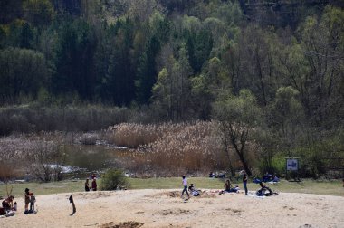 İlkbaharda Berlin 'deki Grunewald Ormanı' nda manzara, Almanya 'nın başkenti