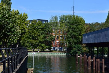 Berlin 'deki Tiergarten Mahallesi, Almanya' nın başkenti Nehir kıyısındaki Köprü.