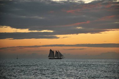 Florida Keys 'teki Key West' te Meksika Körfezi 'nin üzerinde gün batımı