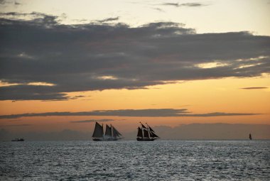 Florida Keys 'teki Key West' te Meksika Körfezi 'nin üzerinde gün batımı