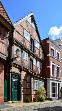 Lauenburg 'un eski kasabasındaki tarihi binalar Elbe Nehri, Holstein - Holstein