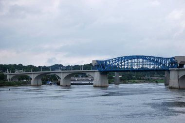 Chattanooga, Tennessee 'de nehir üzerindeki köprü.