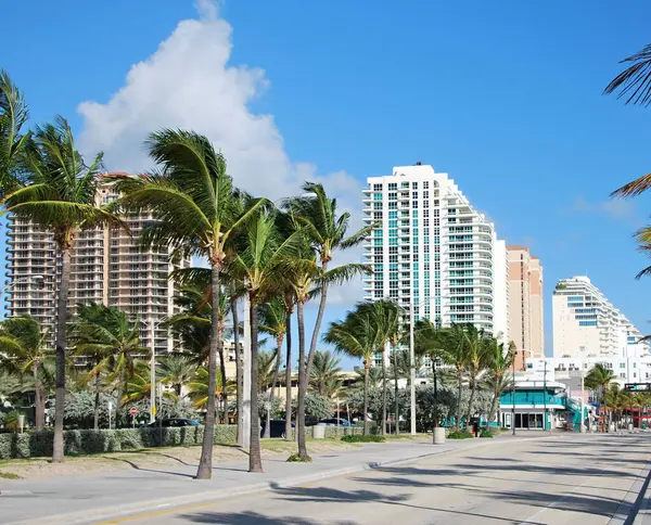 Fort Lauderdale Sahili, Florida 'da Atlantik Okyanusu' nda gezinti.