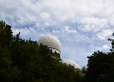 Teufelsberg tepesindeki harabeler. Grunewald Ormanı, Berlin, Almanya 'nın başkenti.