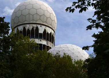 Teufelsberg tepesindeki harabeler. Grunewald Ormanı, Berlin, Almanya 'nın başkenti.