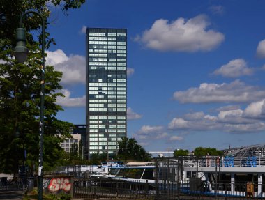 Berlin, Almanya 'nın başkenti Berlin' deki Nehir Spree 'de gökdelen.