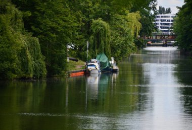 Marina, Almanya 'nın başkenti Berlin' deki Kreuzberg Mahallesi 'ndeki Landwehrkanal' da.