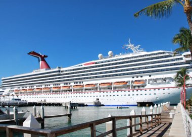 Florida Keys 'teki Key West Limanı' nda bir yolcu gemisi.