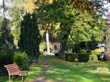 Almanya 'nın başkenti Berlin' deki Peninsula Stralau 'daki Sonbahar Mezarlığı