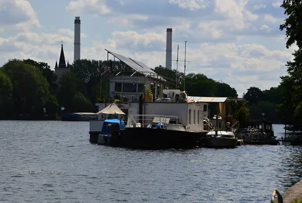 Nehir kıyısındaki panorama Berlin 'deki Treptow semtinde, Almanya' nın başkenti.