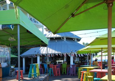 Florida Keys 'teki Key West' te Meksika Körfezi 'nde tahta yol.