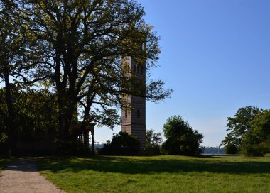 Sacrow, Potsdam, Brandenburg 'daki River Havel' deki tarihi kilise.