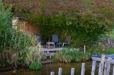 Brandenburg 'un başkenti Potsdam' daki Havel Nehri 'nde sonbahar.