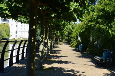 Almanya 'nın başkenti Berlin' deki Charlottenburg Mahallesi 'ndeki River Spree' de gezinti alanı.