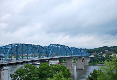 Chattanooga, Tennessee 'de nehir üzerindeki köprü.