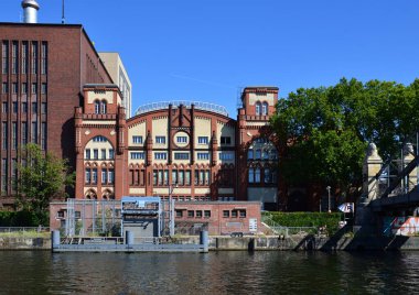 Almanya 'nın başkenti Berlin' deki Charlottenburg Mahallesi 'ndeki River Spree' de tarihi elektrik santrali.