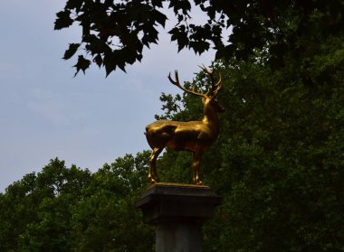 Almanya 'nın başkenti Berlin' deki Rudolph Wilde Park 'taki Altın Heykel.