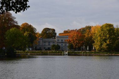 Nehir kıyısındaki panorama Berlin 'deki Treptow semtinde, Almanya' nın başkenti.