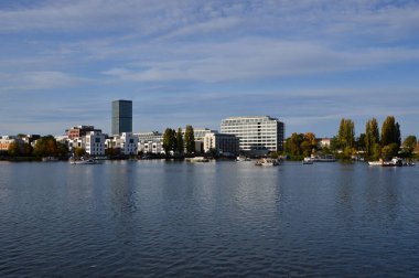 Berlin, Almanya 'nın başkenti Peninsula Stralau' daki Spree Nehri Panoraması