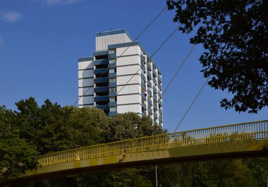 Almanya 'nın başkenti Berlin' deki Wilmersdorf semtindeki Volkspark 'taki Modern İnşaat ve Köprü