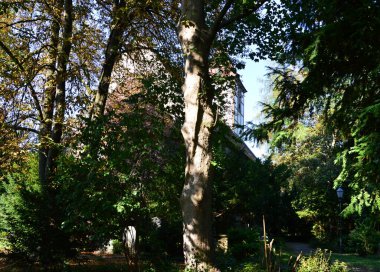 Berlin 'deki Alt Tempelhof Mahallesi' ndeki Kilise ve Park, Almanya 'nın başkenti