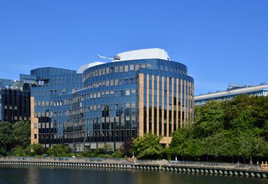 Nehir kıyısındaki Panorama Mahallesi Moabit, Tiergarten Berlin, Almanya 'nın başkenti