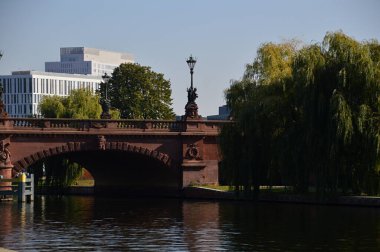 Berlin 'deki Tiergarten Mahallesi, Almanya' nın başkenti Nehir kıyısındaki Köprü.