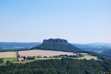 Dağlardaki Panorama Manzarası Elbsandsteingebirge, Saksonya