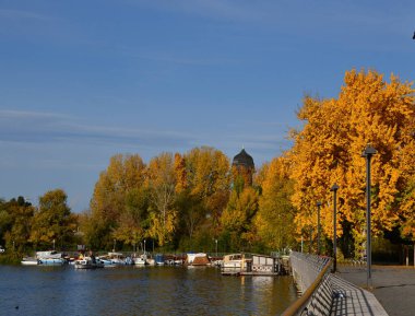 Sonbaharda River Spree 'de Panorama, Almanya' nın başkenti Berlin 'de Rummelsburg Mahallesi' nde