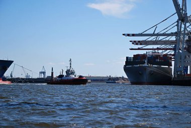 Hanse City Hamburg Limanı 'nda gemiler