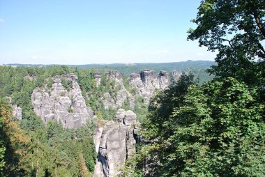 Dağlardaki manzara Elbsandsteingebirge, Saksonya