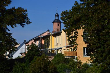 Brandenburg 'un Eski Kasabası' ndaki Havel Nehri 'ndeki kilise.