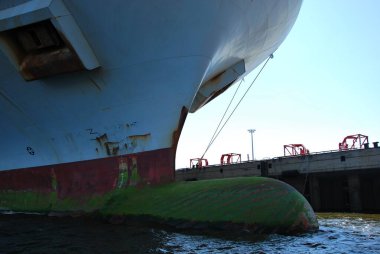 Hanse City Hamburg Limanı 'ndaki konteyner gemisi.