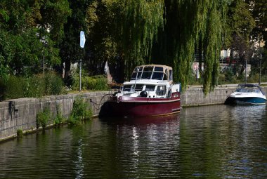 Berlin 'in Tiergarten semtindeki River Spree Panorama, Almanya' nın başkenti.