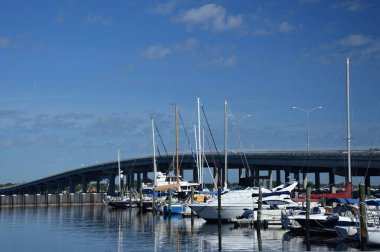 Bridge ve Marina Manatee River un Bradenton, Florida 'da.