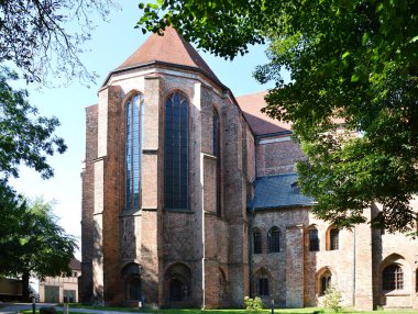 Brandenburg 'un eski bir kasabasındaki tarihi katedral Havel nehrinin kıyısında.