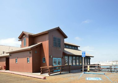 Santa Barbara, Kaliforniya 'daki Pasifik iskelesinde.