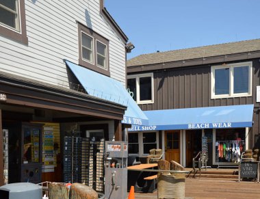 Santa Barbara, Kaliforniya 'daki Pasifik' teki iskeledeki binalar.