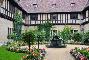 Brandenburg 'un başkenti Potsdam' daki Park Neuer Bahçesi 'ndeki tarihi şato Cecielienhof.