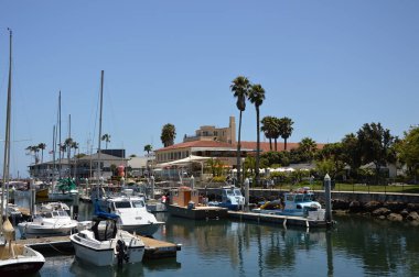 Santa Barbara, Kaliforniya 'daki Pasifik iskelesinde.