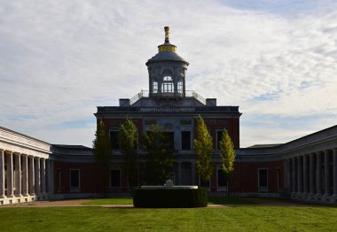 Sonbaharda Brandenburg 'un başkenti Potsdam' daki Park Neuer Bahçesinde tarihi Marmorpalais Şatosu