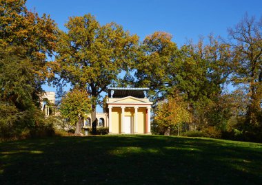 Brandenburg 'un başkenti Potsdam' daki Pfingstberg Tepesi 'nde Sonbaharda Belvedere Kalesi