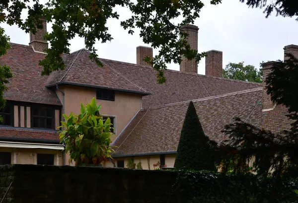 Tarihsel Şato Cecilienhof Sonbaharda, Brandenburg 'un başkenti Potsdam' daki Park Neuer Bahçesinde