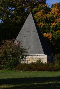 Brandenburg 'un başkenti Potsdam' daki Park Neuer Bahçesinde Sonbaharda Piramit
