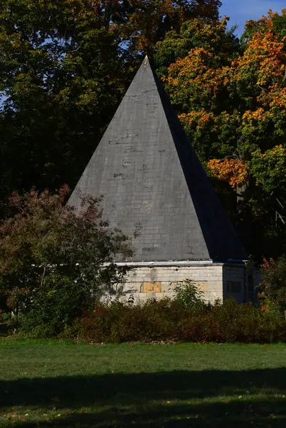 Brandenburg 'un başkenti Potsdam' daki Park Neuer Bahçesinde Sonbaharda Piramit