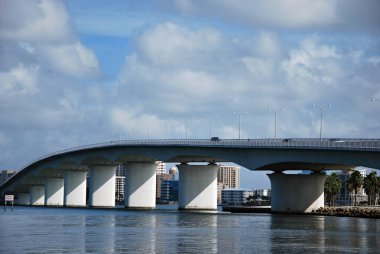 Sarasota, Florida 'da Meksika Körfezi' ndeki köprü.