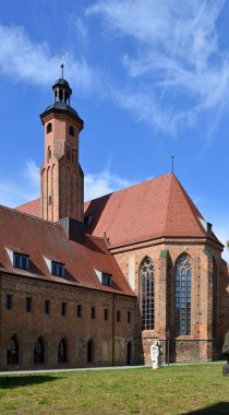 Brandenburg 'un Eski Kasabası' ndaki Havel Nehri 'ndeki tarihi kilise.