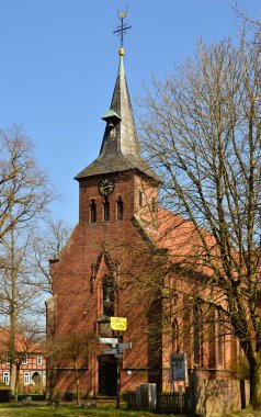 İlkbaharda Köy Saksonya 'da Tarihi Kilise